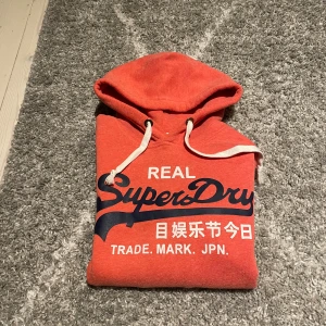 Superdry hoodie orange  - En riktigt snygg Superdry hoodie i bra skick storlek M det är bara att skiva om det är någonting 