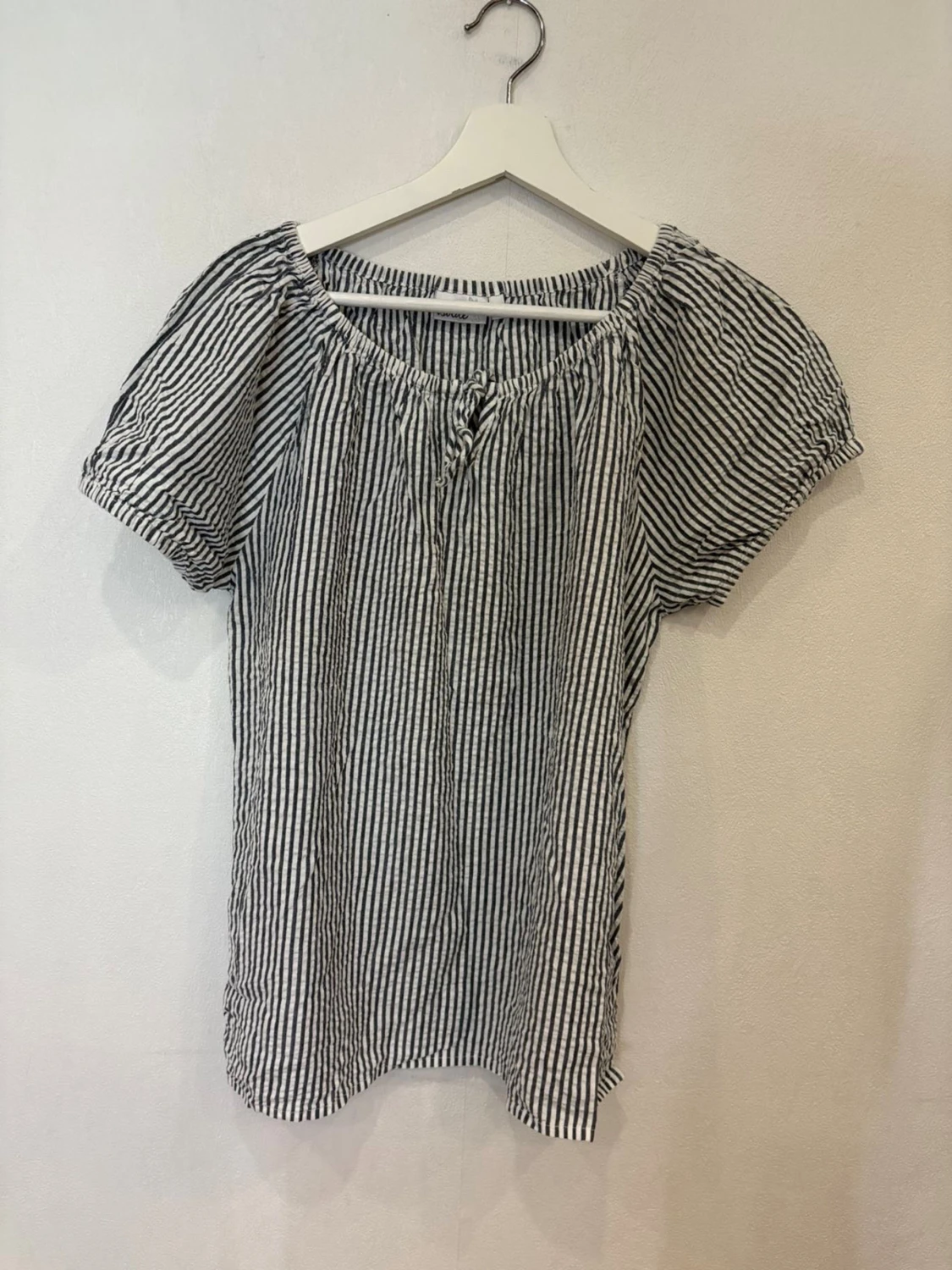 Randig blus med knyt i halsen - 2