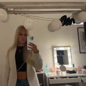 Kappa  - Vit/beige kappa ifrån HM, storlek M. Nypris 800kr. 