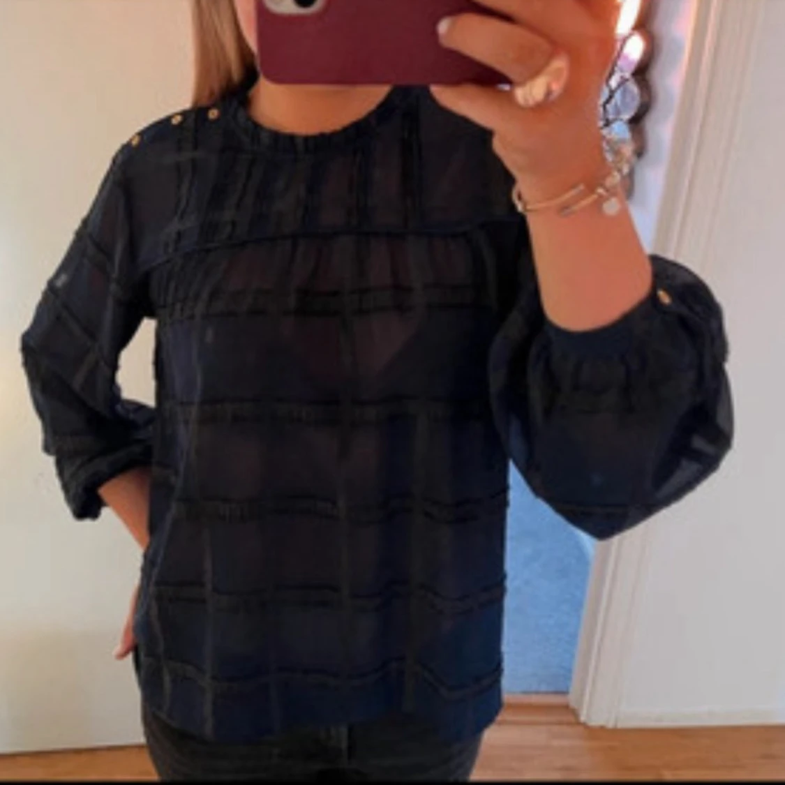 Mörkblå blus med knappar på axeln - 1