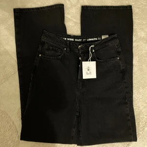 Svarta wide jeans från weekday  - Svarta jeans från Jean modellen Regular Wide. 