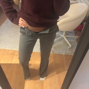 Grå kostymbyxor med bootcut - Helt nya snygga grå kostymbyxor med bootcut och låg midja. 