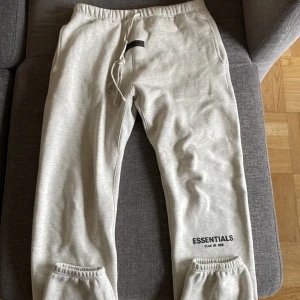 Essential Fear of god  - Säljer ett par Essentials byxor i storlek M ä. Knappt använda tvättade en gång. Nypris 1700. Mitt pris 1000