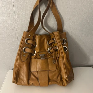 Brun axelväska  - Snygg brun axelväska. 