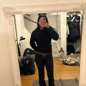 Svarta bootcut skinnbyxor  - Säljer ett par skinnbyxor för dom inte är min stil längre kontakta om du är intresserad 