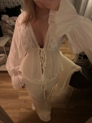 Söt blus - Söt oanvänd blis knytning vid bysten💞