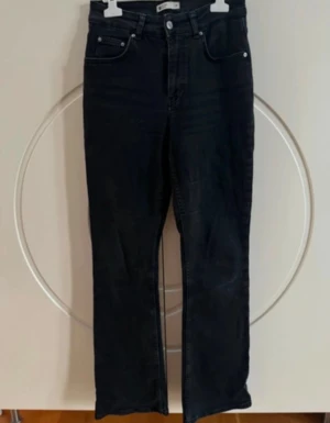 Svarta jeans från Gina Tricot - Säljer ett par svarta jeans från Gina Tricot i storlek 36. Modellen har klassisk femficksdesign, raka ben och normal passform. Materialet är 98% bomull och 2% elastan för lite stretch. Snygga och stilrena, perfekta till sneakers eller boots.