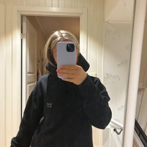 Svart Hov1 hoodie med turnétryck - Svart hoodie från Hov1 med stor vit text 'Vi Dansar Vidare I Livet' och turnédatum på baksidan. Klassisk modell med huva och rymlig passform, perfekt för dig som gillar streetwear och vill visa din kärlek till Hov1. Lite lång för mig som är 159 🩵