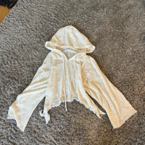 Skön sommartröja - Jättefin och sval tröja med luva till sommaren