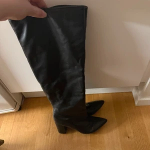 Svarta stövlar med klack  - Snygga svarta stövlar med hög klack. Tyvärr lite för små för mig. Storlek 38!!