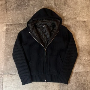 Stickad Replay Jacka  - Sjukt snygg replay jacka som är stickad med en riktigt skön interior👏 Strlk L men sitter som M🫡