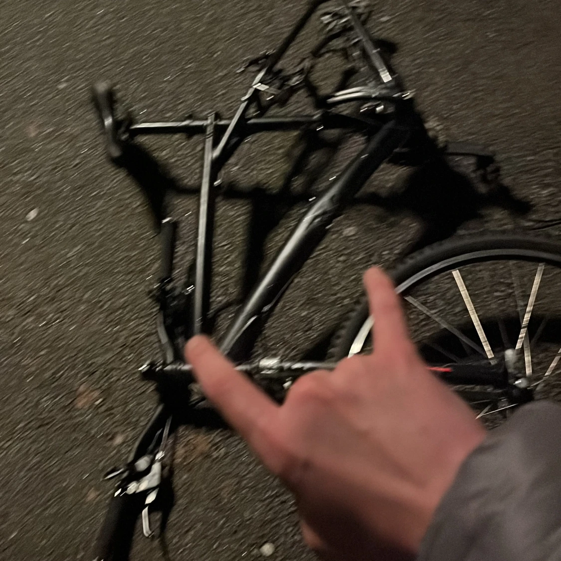 Fin cyckel ny servad men kan ha en liten buckla pga att en liten sten flög på den. Rätt så blyt så skrapar i på fartgupp🤘🏿