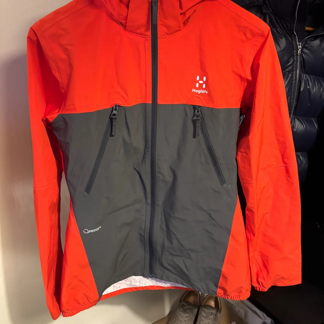 Röd och grå vindjacka från Haglöfs