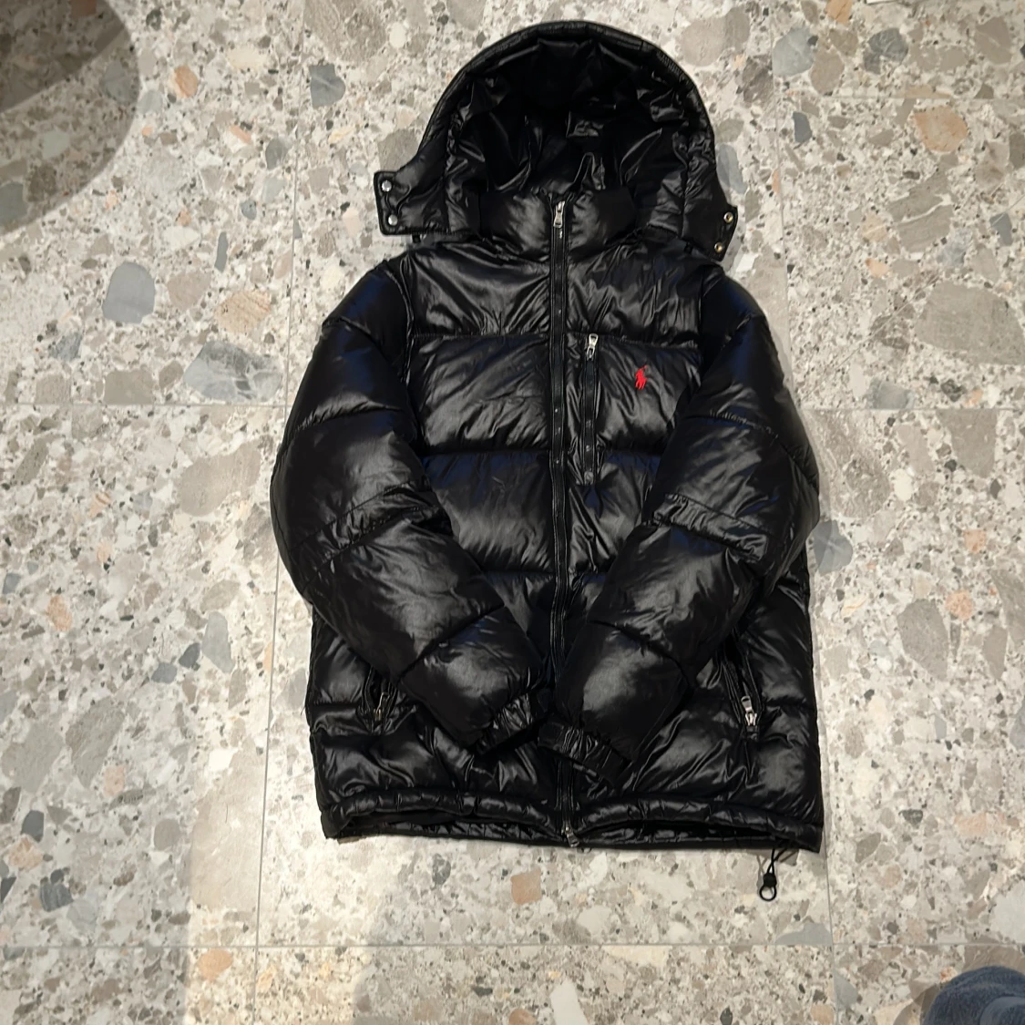 Svart glossy pufferjacka från Polo Ralph Lauren - 1