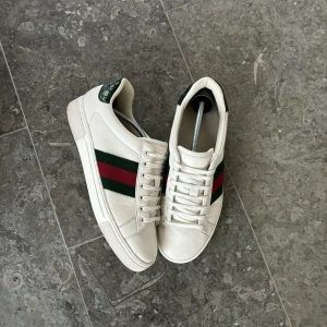 Gucci ”ace” sneakers - Säljer ett par gucci ace (nya modellen) | skick:8-9/10, använda men väldigt fina | OG: allt! Kvitto från gucci, box, dustbags, tags, extra skosnören osv. | Pris: 1800kr, nypris 8400kr | Frågor? Tveka inte på att höra av er!