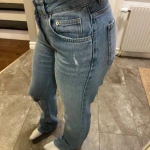 Jeans med slitning  - Jättefina jeans jag köpte här på Plick som tyvärr är för stora