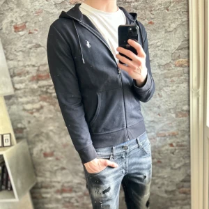 Ralph Lauren Zip-hoodie - Bra  skick, inga defekter lite urtvättad. Storlek S passar dig som är mellan 175-185cm ungefär. Nypris ca 2000kr. Modellen är 185 cm, 79 kg. Passar bra nu till vintern. Skriv för mer information!🤝