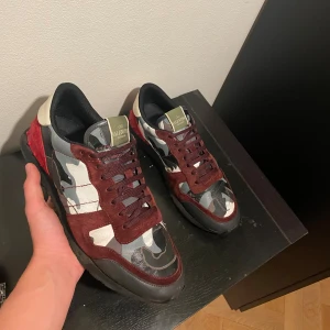 Vinröda/svarta Rockrunners från Valentino - Säljer dessa riktigt fina vinröda/svarta valentino rockrunners / skick 8,5/10 små crease / storlek 45 / kontakta via intresse eller annat och pris kan diskuteras nån hundralapp eller två😊