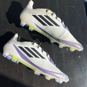 Adidas F50 Elite Messi Fotbollsskor - Adidas F50 Elite Messi. Bra skick, bara färg som flagnat vid tårna! 41 1/3. Påse finns.