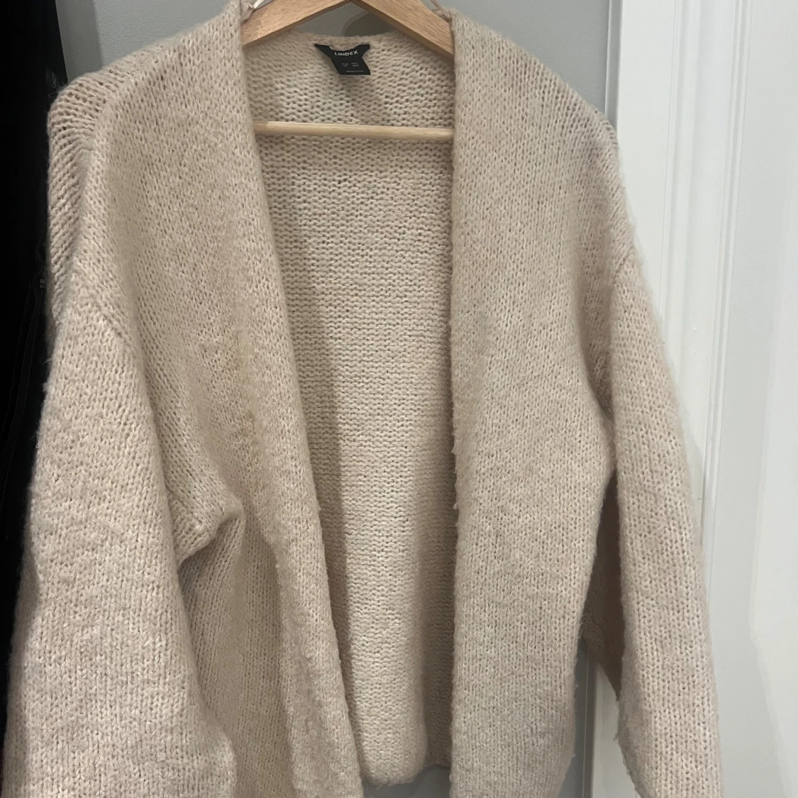 Beige stickad kofta från Lindex - 1