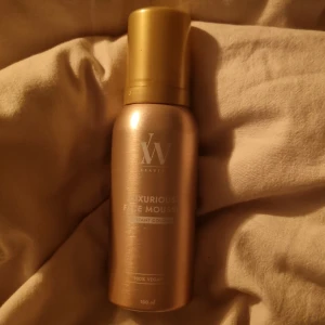 Luxurious Face Mousse från LW Beauty - 100% vegansk face mousse i en snygg guldig flaska på 100 ml. Ger instant colour och är perfekt för att snabbt få en fräsch och solkysst look. Smidig mousseformula som är lätt att applicera och passar dig som vill ha glow.