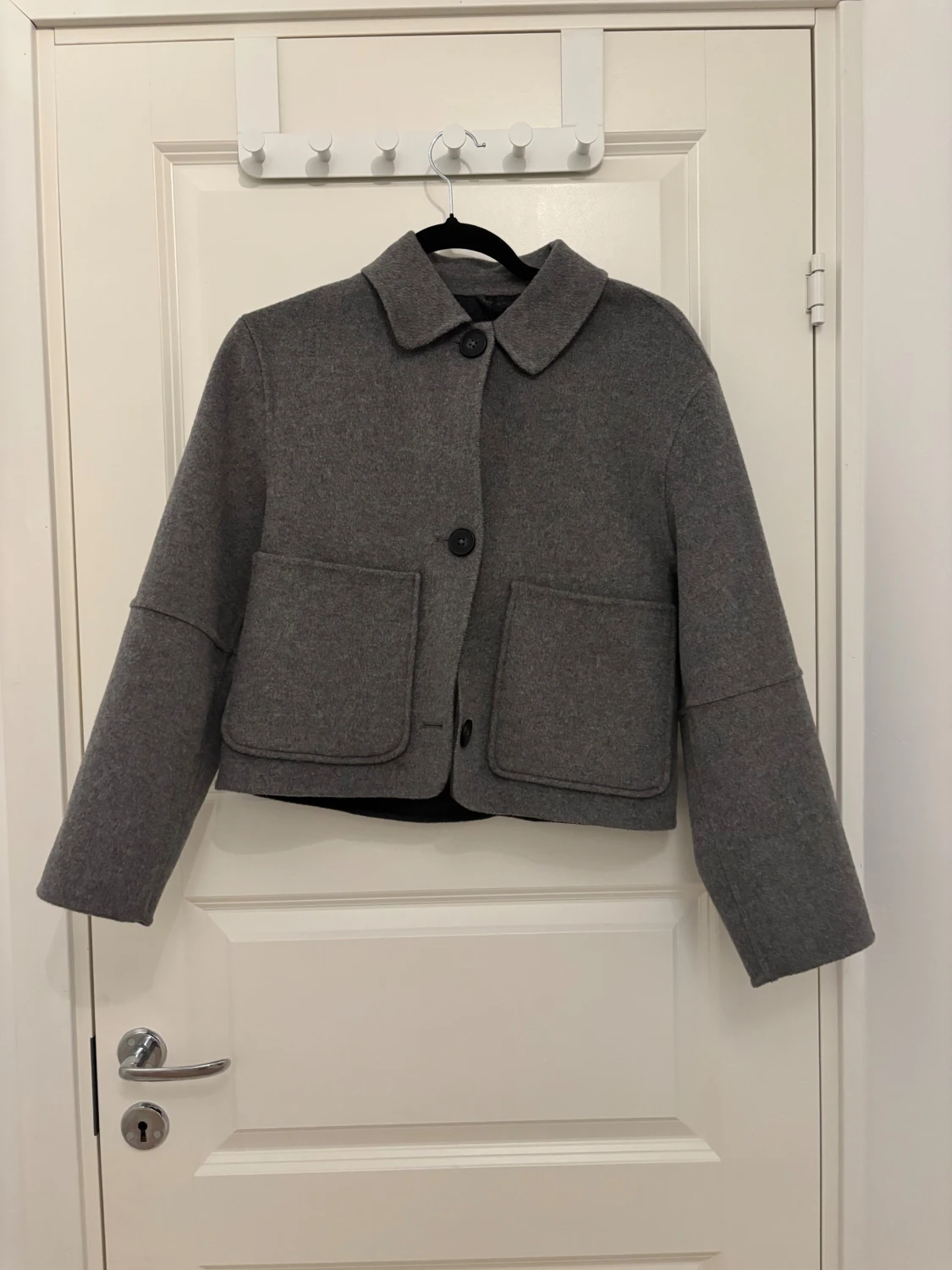 Grå croppad overshirt med stora fickor