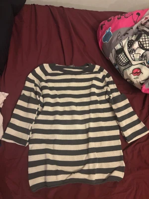 Randig Tjocktröja - En skit snygg svart/grå och vit randig stickad tjocktröja i storlek M från Size & Needle. Skriv om ni har frågor☺️