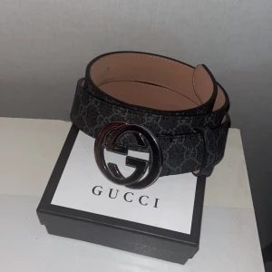 Svart bälte  - Säljer ett svart bälte med silver logga 