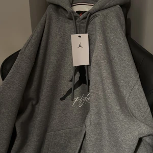Jordan grå hoodie – helt nytt skick! - Säljer en helt ny grå Jordan-hoodie i storlek M. Aldrig använd och lappen sitter fortfarande kvar. Snygg, stilren och perfekt för både vardag och träning.