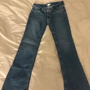 Blå bootcut jeans från Gina Tricot - Lågmidjade bootcut jeans i storlek 170, passar mig som har storlek 36. Använda 1 gång.