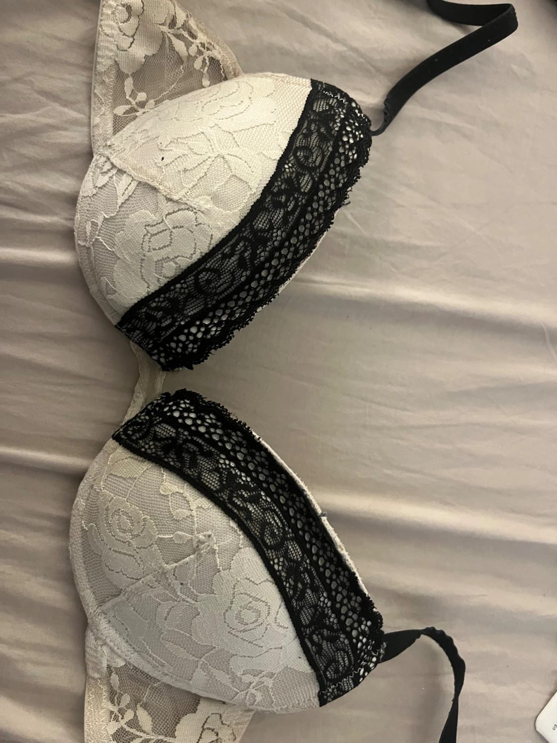 Vit spets bh med svarta detaljer