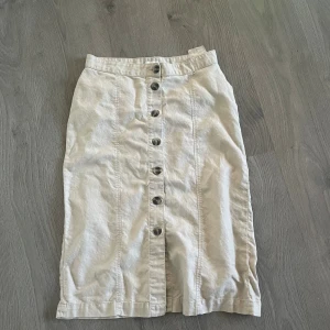 Kjol - Kjol med knappar och slits bak