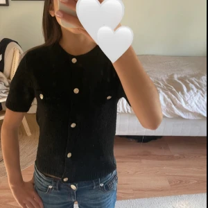 Gina tricot kofta - Köpt från gina young ✨ Den har några noppror  på ryggen men det är inget som syns. Strl 158/164 💕💕