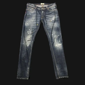 Taylor tweed Jeans med slitningar  - Säljer ett par Taylor tweed jeans storlek 32. 106cm långa, 43midja och 16cm benöppning