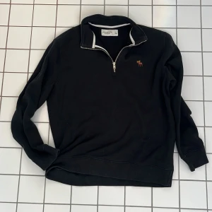 Abercrombie & Fitch Half Zip - Skön half zip från abercrombie & fitch. Använd ett fåtal gånger och i bra skick allmänt!