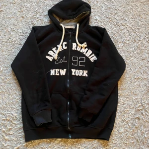 Svart hoodie Abercrombie & Fitch  - - Abercrombie & Fitch Hoodie                                                 - Skick 4/5                                                                                       - Storlek M dock korta i armarna                                                - Instabox för snabb leverans 