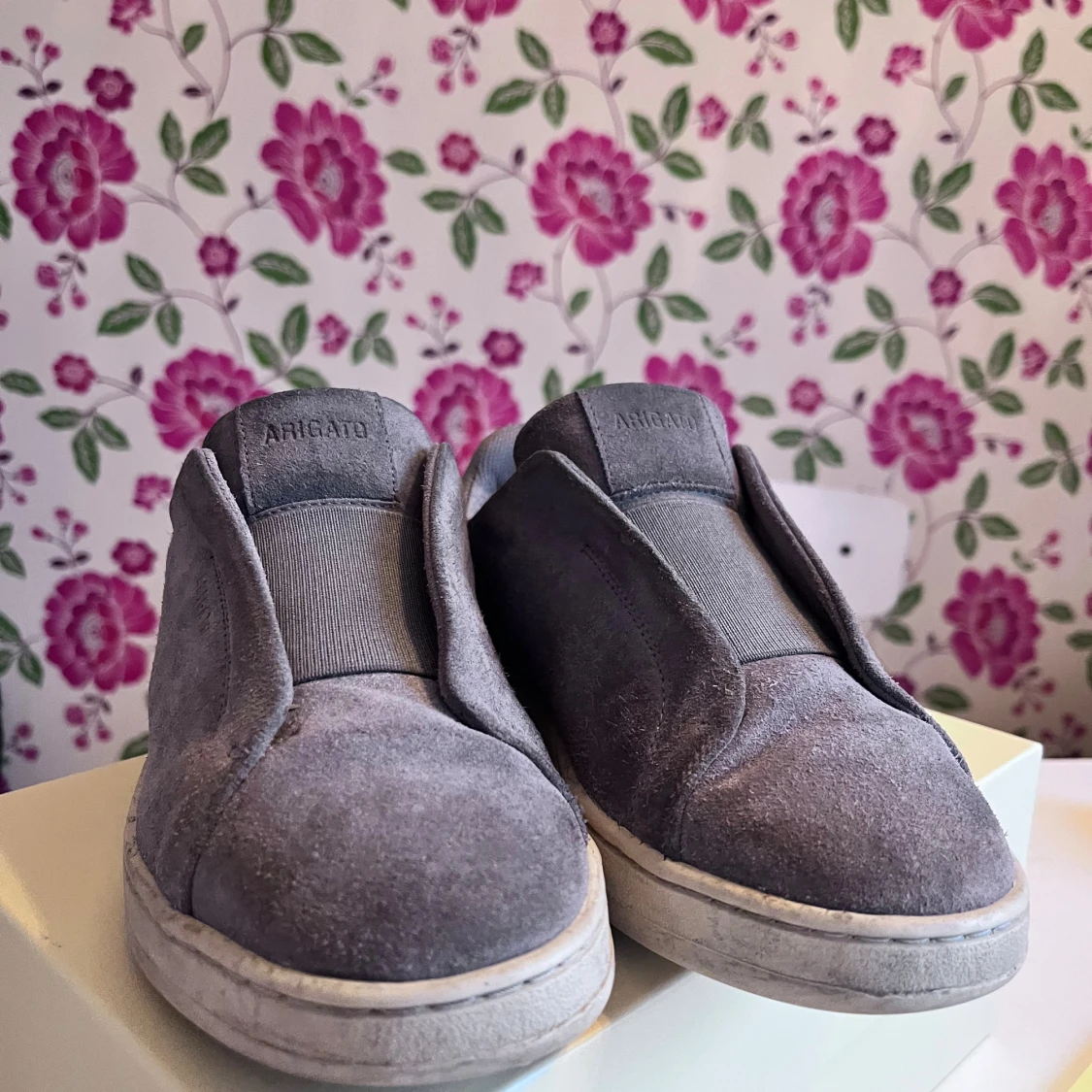 Grå mocka dice lascless  sneakers från Arigato - 2