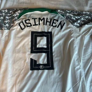 Nigeria Osimhen #9 fotbollströja Nike M - Säljer en Nigeria landslagströja från Nike med Osimhen och nummer 9 på ryggen. 