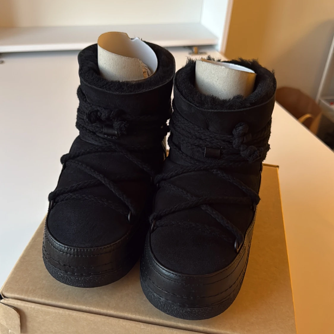 Svarta moon boots från Inuikii