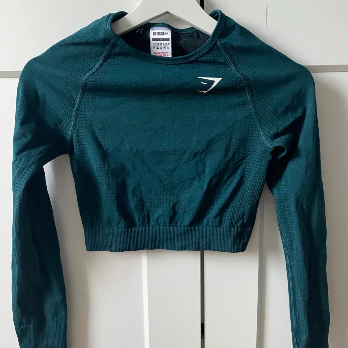 Mörkgrön croppad topp från Gymshark