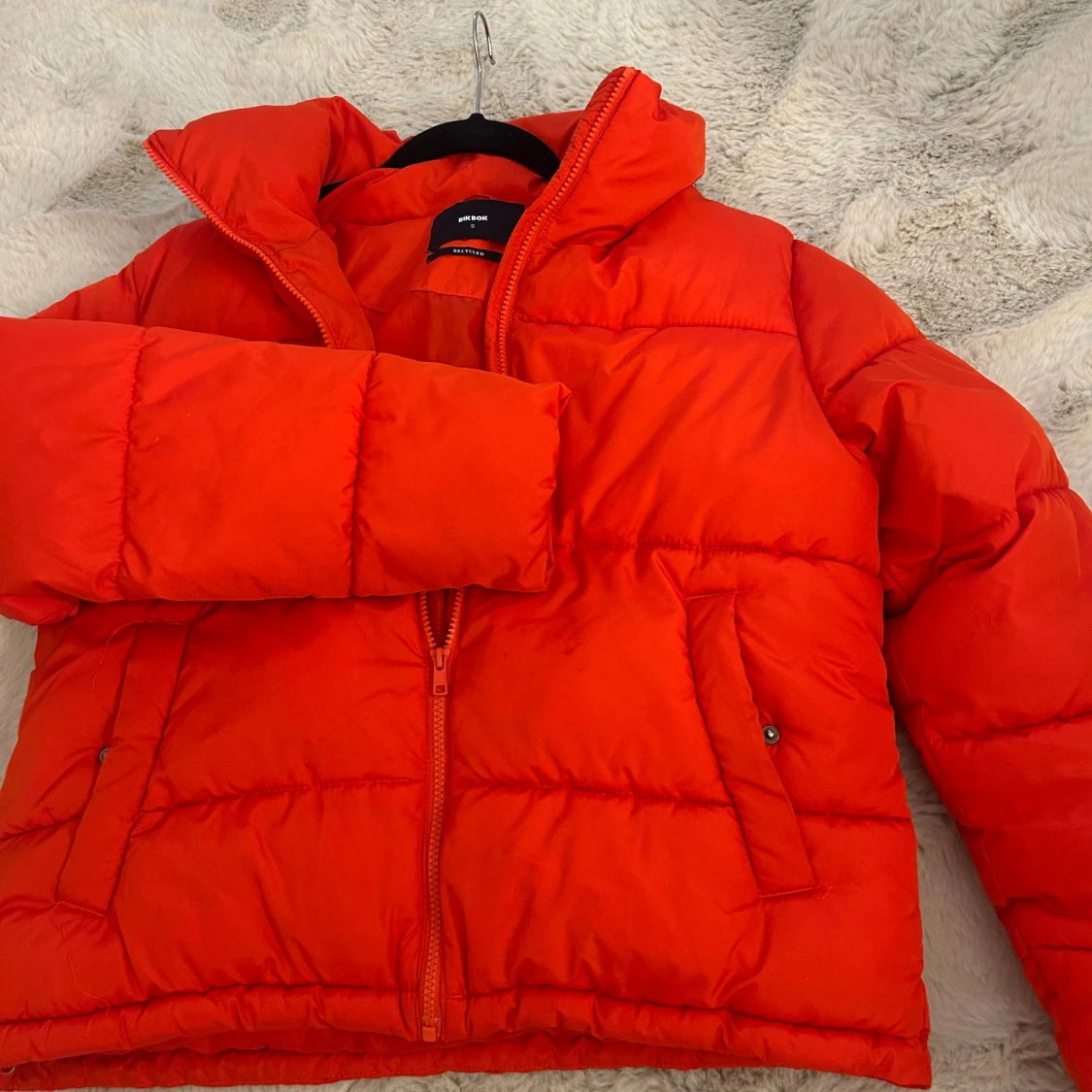 Röd pufferjacka från Bik Bok