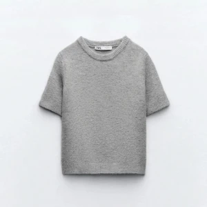 Grå stickad tröja från Zara - Grå stickad tröja med korta armar från Zara, storlek S 💗