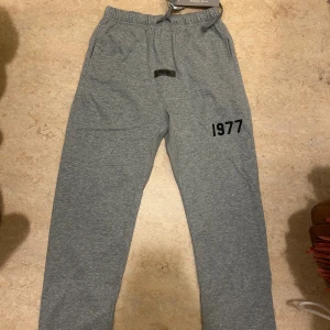Essentials byxor - Säljer dessa snygga och bekväma essentials sweatpants i storlek M, använda bara några gånger så dem är i typ ny skick, dustbag ingår och även tags som jag sparade ifrån när jag köpte byxorna ifall man vill ha. Pris kan diskuteras!! Tveka inte att skriva!!