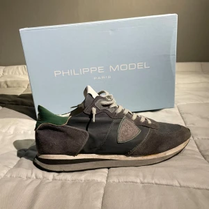 Philippe model TRPX - Utmärkt skick. Storlek 41, normalstor i storlek. Hör av er om ni tänker på något