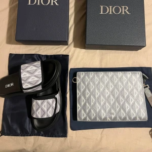 DlOR väska & sandlas - Tofflorna storlek 41. Box, dustbag, veriferingskort följer med. Paketpris: 2499. Styck pris 1500 kr. Snabb leverans  📦 Passa på!