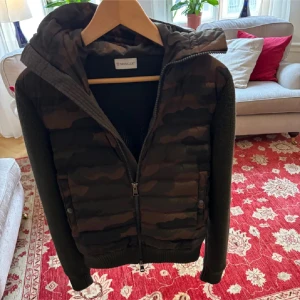 Moncler cardigan  - ÄR ÖPPEN FÖR BUD. Säljer en otroligt sällsynt Moncler maglione tricot cardigan i ett otroligt sällsynt camoflage mönster, jackan är en limited edition cardigan från Asien som bara Moncler’s främsta kunder fick chansen att få köpa där av priset, sick 9/10, ny pris 19000 