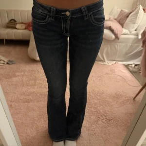 Blå bootcut jeans med broderade fickor - Snygga mörkblå bootcut jeans med coola broderade detaljer på bakfickorna från Gina tricot. Meddela för mer bilder eller mått eller att förhandla pris 