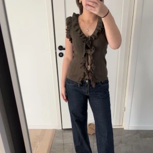 Stickad blus - Jätte fin stickad blus från zara. Knytning framtill och volanger