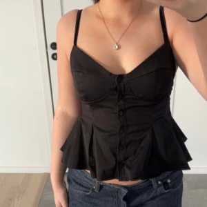 Topp från zara - Fin topp från zara med knappar framtill. Justerbara band. Använd bara en gång