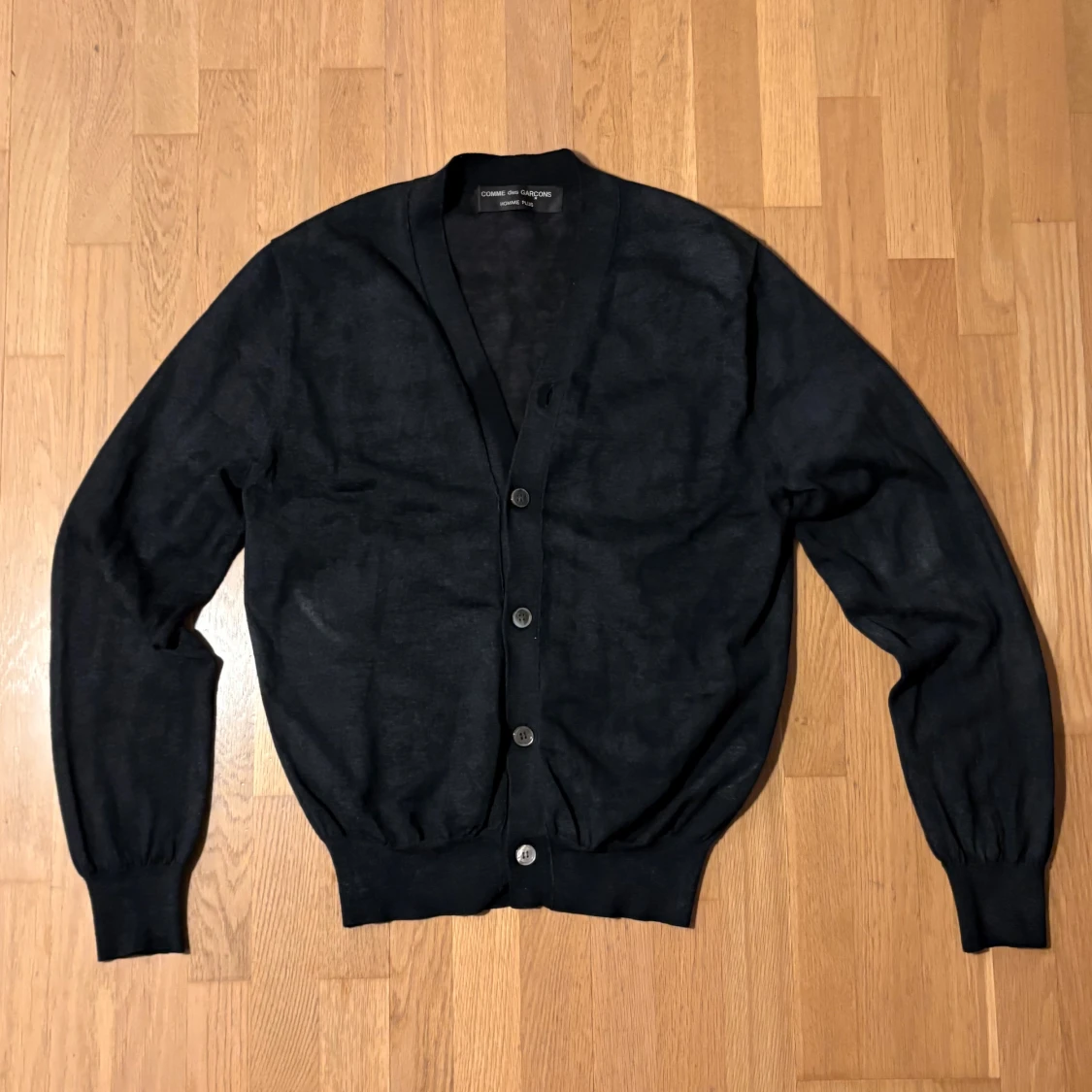 Svart cardigan från Comme des Garçons